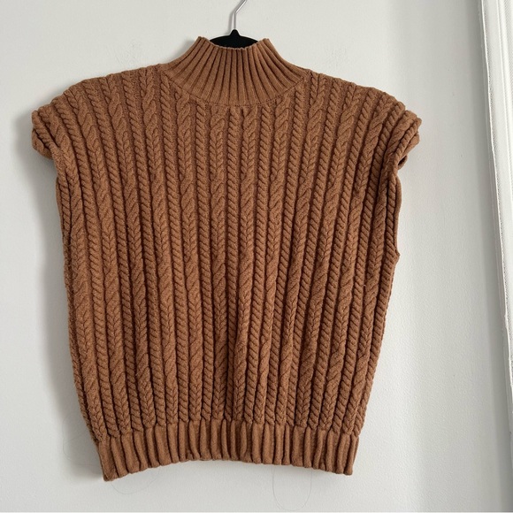 Vigoss Camel Cable Knit Turtleneck Sweater vest - Picture 1 of 4